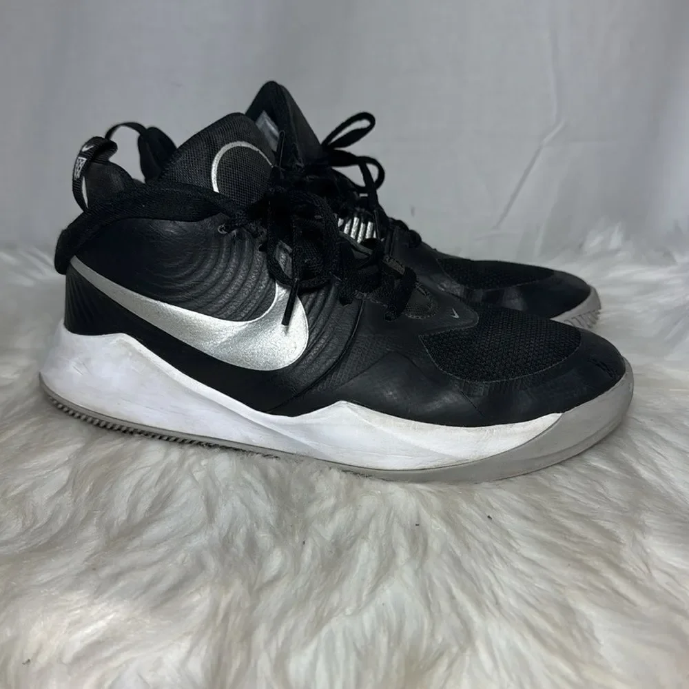 Nike Kids Team Hustle Black/White Basketball Sneakers Sz‎ 5.5 Youth